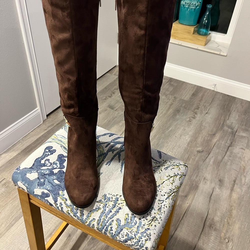 BRAND NEW Unisa Brown Heeled Boots with Gold hardware/zipper - Picture 2 of 5